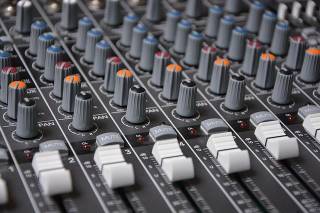 Audio Mischpult [Kevin Wuhrmann, Pixaby licence](([[https://pixabay.com/photos/mixer-digital-analog-audio-1322136/|mixer digital analog audio]] by [[https://pixabay.com/users/_masterk_-1464983/|Kevin Wuhrmann]] on Pixabay, [[https://pixabay.com/service/license/|Pixaby licence]]))